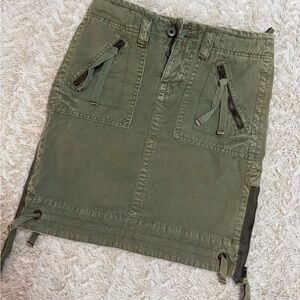 Vintage American Eagle Outfitters green cargo skirt with zipper details